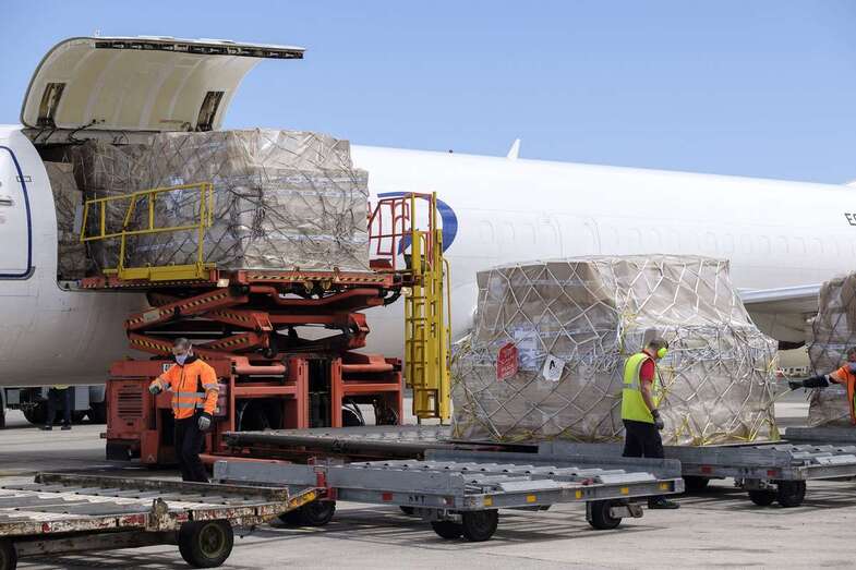 Momento de la descarga del material (Foto TA)